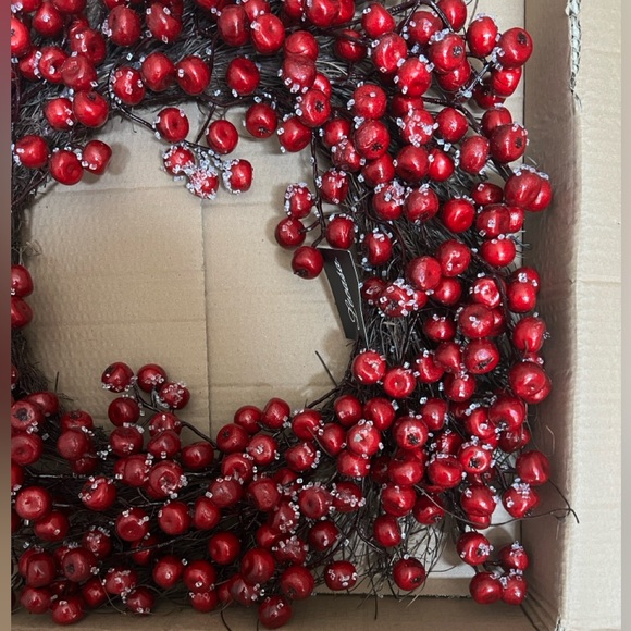 NWT LeCasa Iced Red Berry Holiday Wreath 22” - Picture 2 of 7
